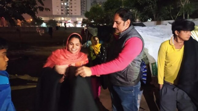 Apartment dwellers in Greater Noida allow street dwellers with shelter, warm clothes - Vimarsana News