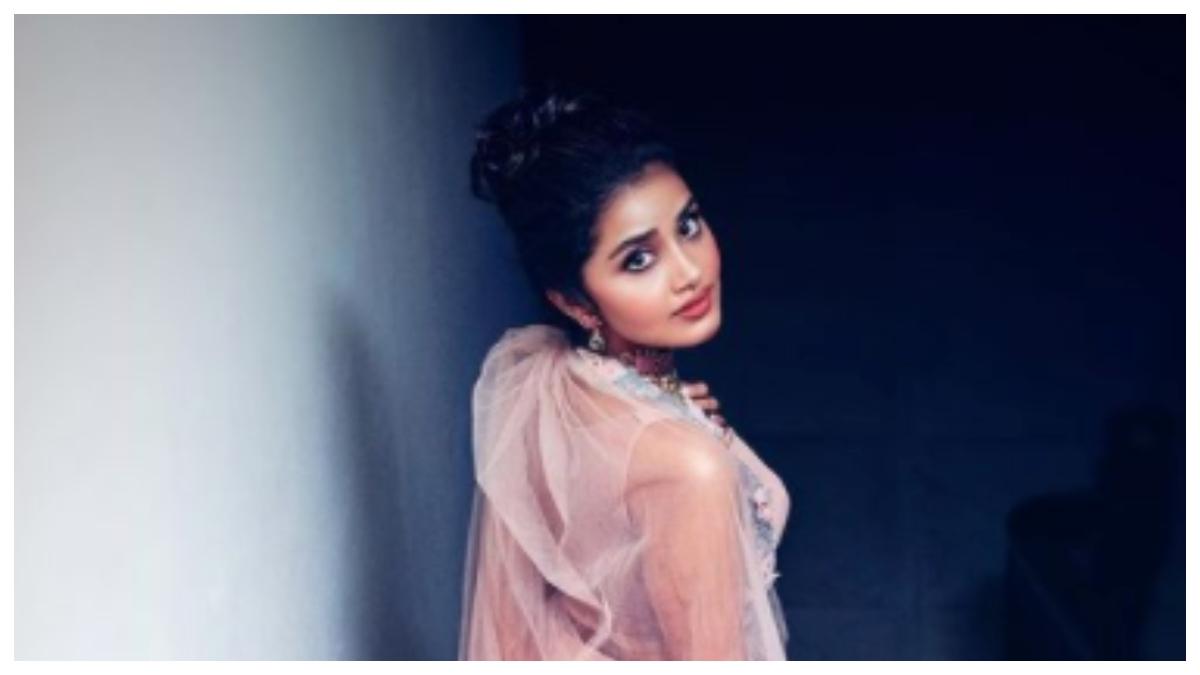  Anupama Parameswaran turns 25, fans wish her happy birthday