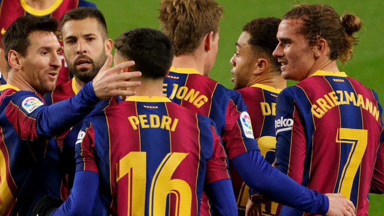 Pedri celebrates with teammates https://footheck/pedri1