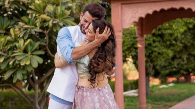 Jay Bhanushali trolls Mahhi Vij for not tagging him in pic, teaches her how to do it