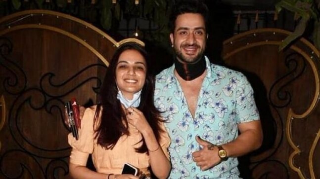 Jasmin Bhasin says aaj hi challan kata after paps ask her to remove mask. Viral video