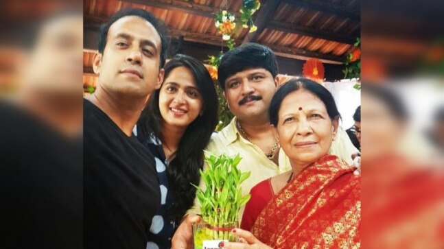 Baahubali star Anushka's selfie with mom and brothers goes viral