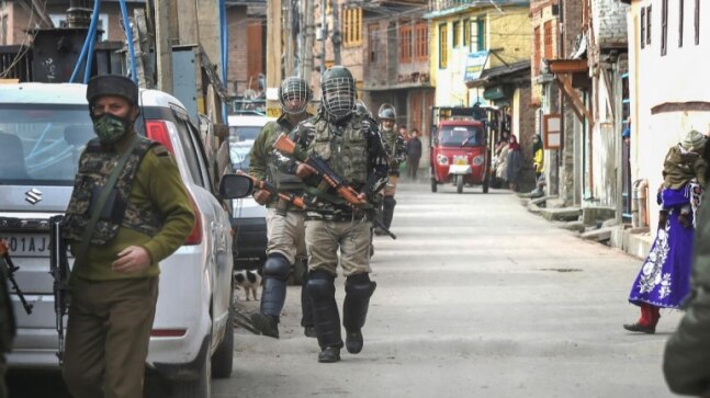 Militants open fire, kill 2 CRPF jawans in J&K's Lawaypora