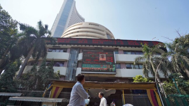 Sensex, Nifty fall as financials disappoint; Reliance earrings eyed
