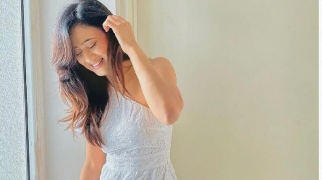 Shweta Tiwari keeps it simple in Rs 2k one-shoulder dress. See pics from Cape Town