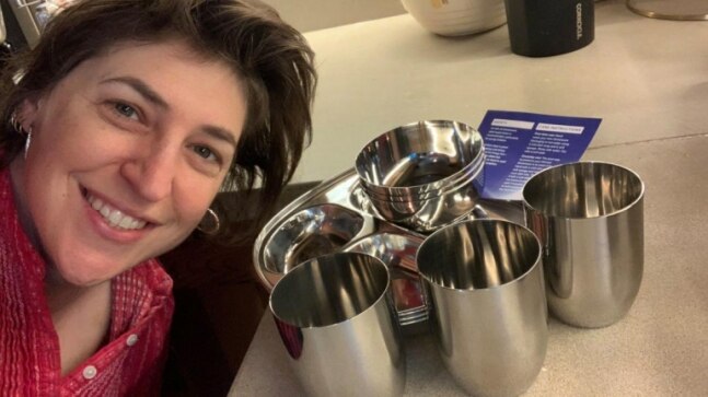 Actress Mayim Bialik posts about using steel utensils instead of plastic. Desi Twitter reacts