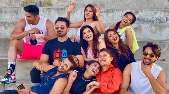 Shweta Tiwari shares happy pic with KKK 11 contestants, says new friends bring new energy