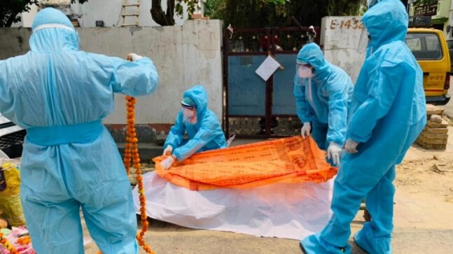 Youngsters volunteer in Lucknow to cremate Covid-19 victims with dignity | Ground Report