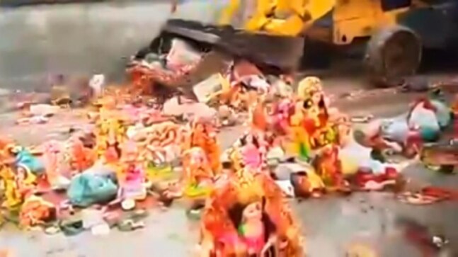 Fact Check: 2019 video of Swachh Sabarmati mission shared as Hindus destroying idols during Covid