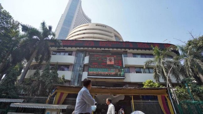 Led by financials, Sensex surges nearly 1,000 points as Covid begins to recedes