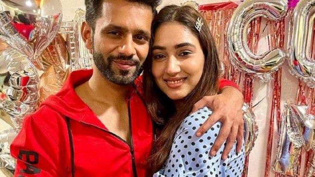 Rahul Vaidya sings Tera Intezar, gets girlfriend Disha Parmar emotional. Watch video