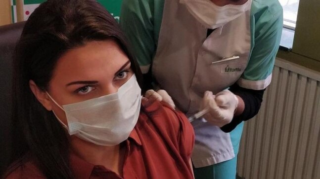 Bigg Boss 13's Himanshi Khurana takes second dose of Covid-19 vaccine. See pic