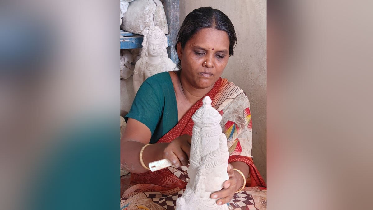 Breadwinner lost to Covid19, Tamil Nadu family picks up Golu doll