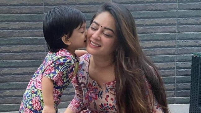 Little Tara smothers mommy Mahhi Vij's photograph with kisses. Cute video alert