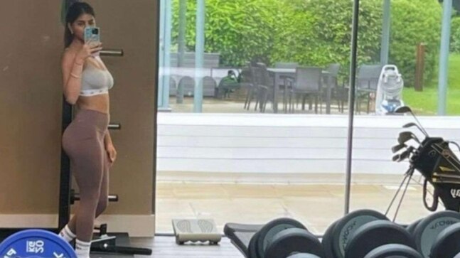 Suhana Khan flaunts her toned body in latest gym selfie