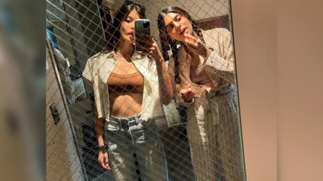 Khushi and Shanaya Kapoor are sister goals in new mirror selfie. See pic