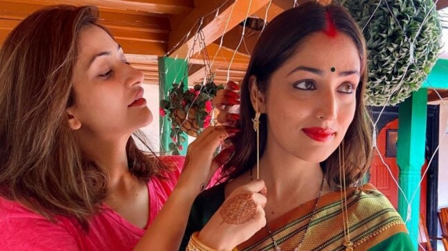Yami Gautam looks gorgeous in green saree. Surilie enjoys dressing up her sister