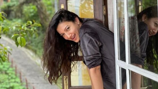 Gauahar Khan schools paps asking her to remove mask. Watch video