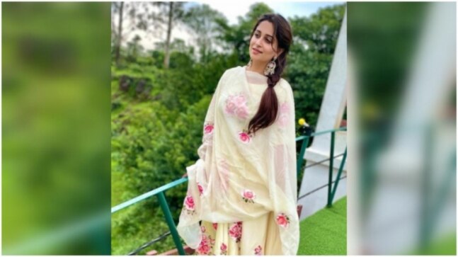 Dipika Kakar in Rs 6k off-white kurta set is the epitome of elegance for photoshoot. See pics