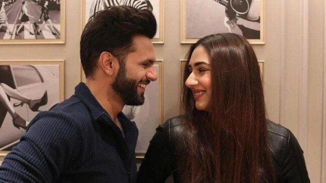 Rahul Vaidya sings Mere Haath Mein for Disha Parmar as they get hand castings. Watch