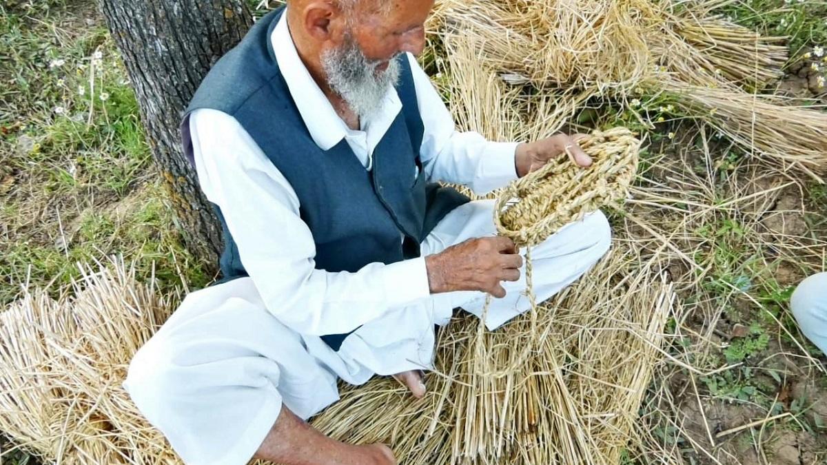 110-year-old Kashmiri man makes chappals with straw to keep a tradition alive