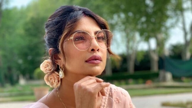 Priyanka Chopra asked to choose Bollywood or Hollywood, watch her unmissable reaction
