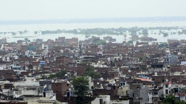 Hundreds forced to flee as Ganga, Yamuna flow above danger-mark in Prayagraj | Ground Report