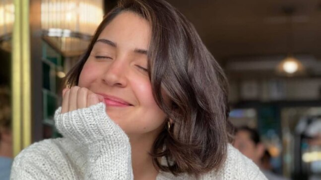 Anushka Sharma blushes on date with hubby Virat Kohli. See pic