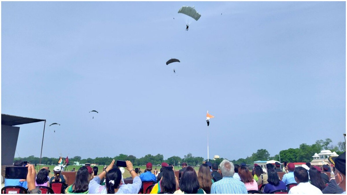 Agra: Indian Army, Air Force paratroopers celebrate 75th year of independence