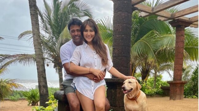 Leander Paes and Kim Sharma take a stroll with her dog in Mumbai. Viral video