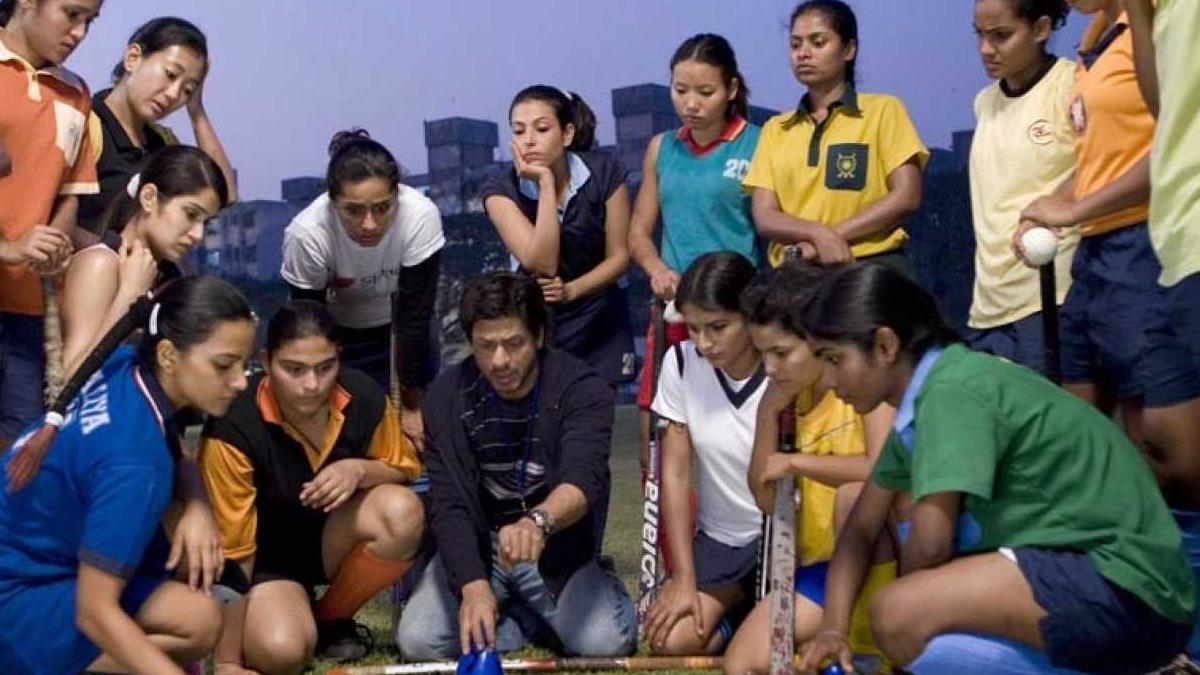 Shah Rukh Khan thanks Team Chak De India on 14 years of the film, calls himself Gunda - Movies News