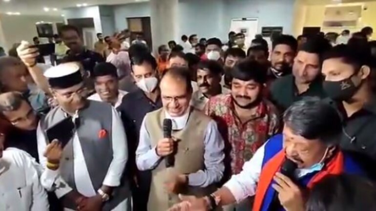 Yeh dosti: Shivraj Chouhan, Vijayvargiya sing famous Bollywood number, video goes viral