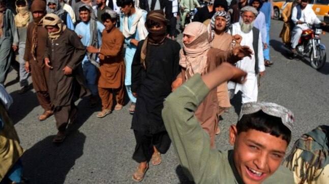 Hundreds march in Kandahar to protest against Taliban evictions