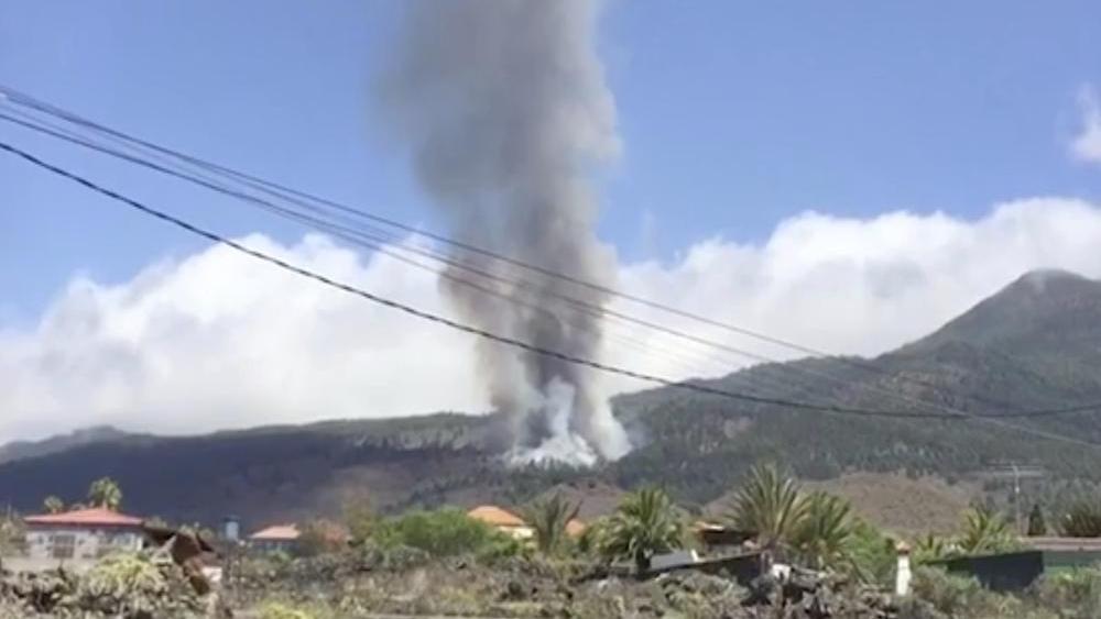 Volcano erupts on Spanish island in the Atlantic Ocean volcano, Spain, Atlantic ocean island, La Palma, evacaution, Cumbre Vieja, volcano, Canary island archipelago, volcano erupts on spanish island