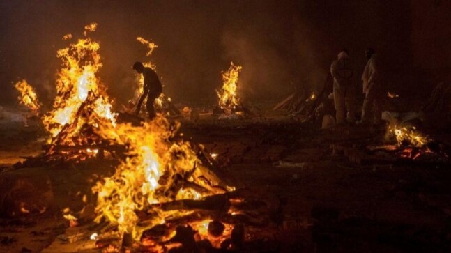 Why a holy Hindu is buried and not cremated like a common Hindu