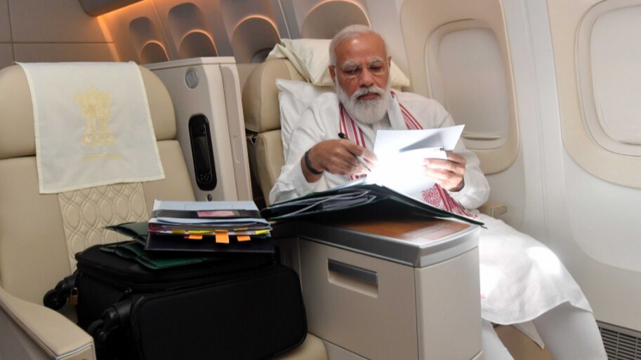 நீண்ட விமானம் என்றால் காகிதப்பணி: அமெரிக்கா செல்லும் பிரதமர் மோடி, விமானப்  பயன்முறையில் இருக்கும் புகைப்படத்தை ட்வீட் செய்தார் ...