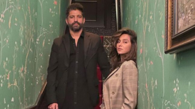 Farhan Akhtar, Shibani Dandekar pose like the royal couple in new Instagram post