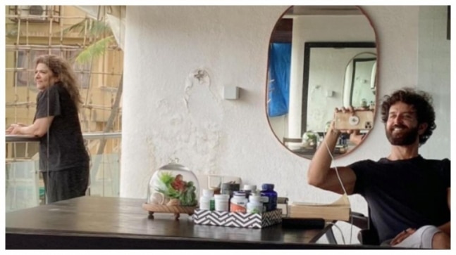 Even Hrithik Roshan's deewar has a seelan problem, says Twitter. Viral story