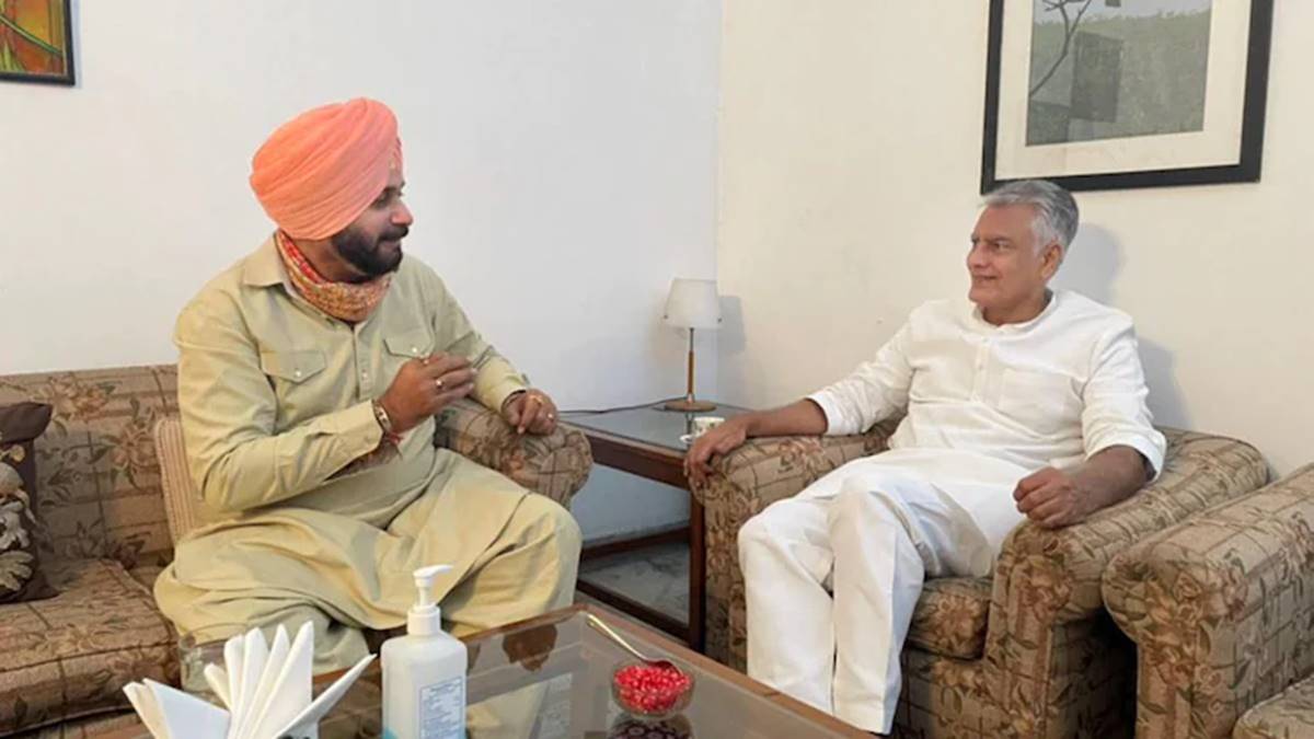 Punjab Congress Chairman Navjot Singh Sidhu (L) with Sunil Jakhar