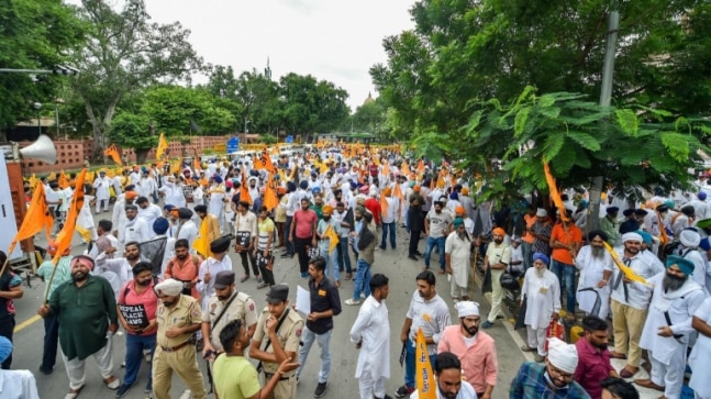 SAD's Sukhbir Badal, Harsimrat Kaur, 11 others detained over farm protest