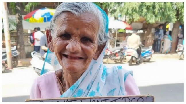 Elderly woman selling pens on Pune street goes viral for her integrity. Love this, says Internet