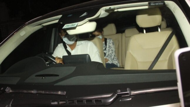 SRK, manager Pooja Dadlani seen reaching Mannat after Aryan Khan's bail