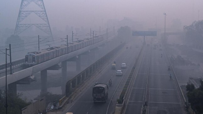 Delhi chokes as air quality remains in ‘hazardous' category, AQI in Anand Vihar above 600