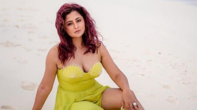 BB 15's Rashami Desai says log mind game bahar bhi khelte hai par pakde nahi jaate - Vimarsana News