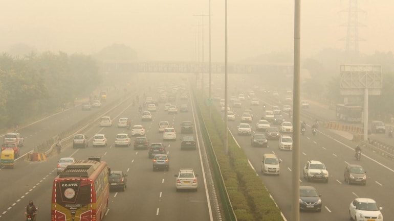 Vehicles ply amid low visibility due to a thick layer of smog on the Delhi-Gurugram Expressway. (Photo: PTI)