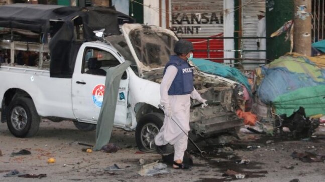 2 police officers among 7 people injured in bomb blast in Pakistan