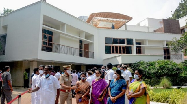 Keys of Jayalalithaa's Veda Nilayam handed over to her heirs - Vimarsana News