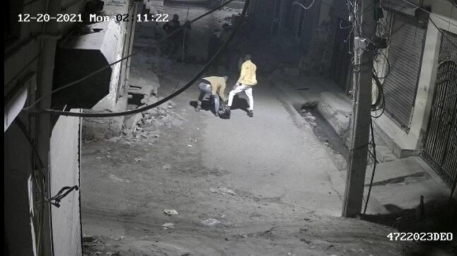 Delhi: Two men brutally attacked with rocks over Rs 3,000, one dead | Caught on CCTV