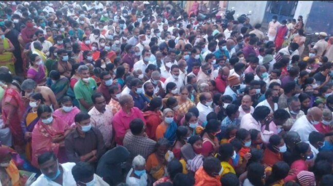Trichy: Thousands throng Srirangam temple amid Omicron scare, social-distancing goes for a toss
