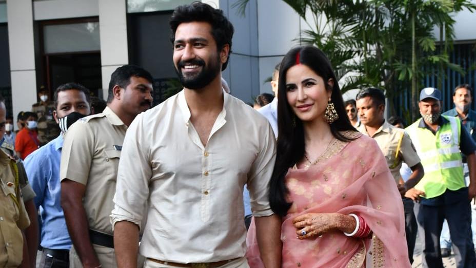 Katrina Kaif in sindoor, chooda, poses with hubby Vicky Kaushal in ...